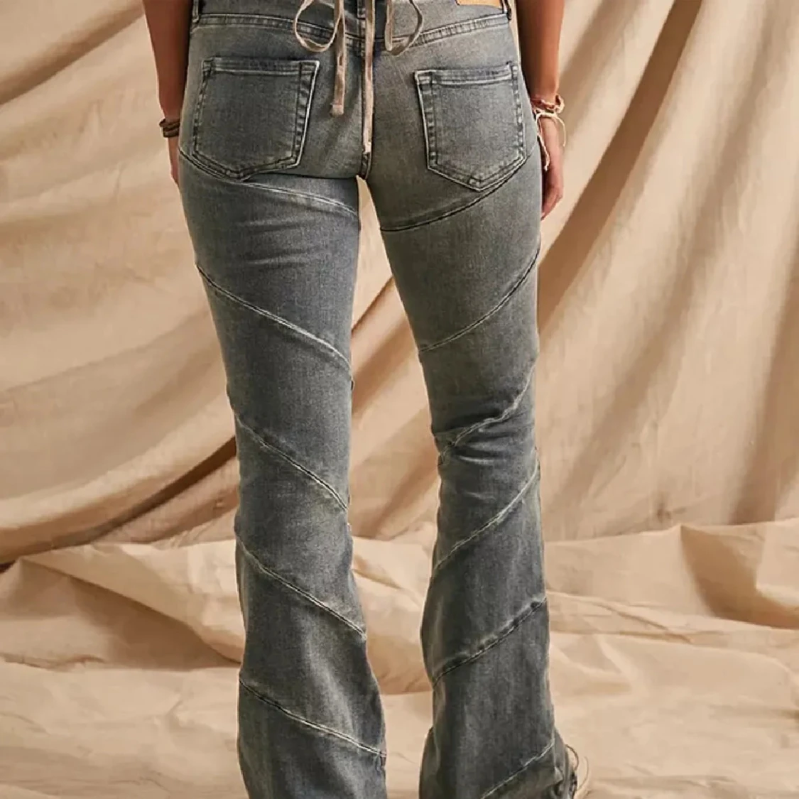 Grå bootcut jeans med sned söm