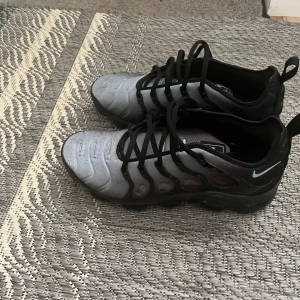 Nike Air Vapormax Plus svart/grå - Nike Air Vapormax Plus. Säljer för att den inte kommer till användning. Nypris runt 3000