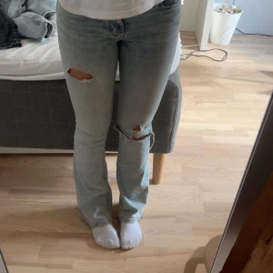 Ljusblå jeans - Ljusblå jeans med hål från Gina. Supersköna och skit snygga! Storlek 34. Passar mig med midjemått ca 38 tvärsöver och 80 i innerbenslängd❤️