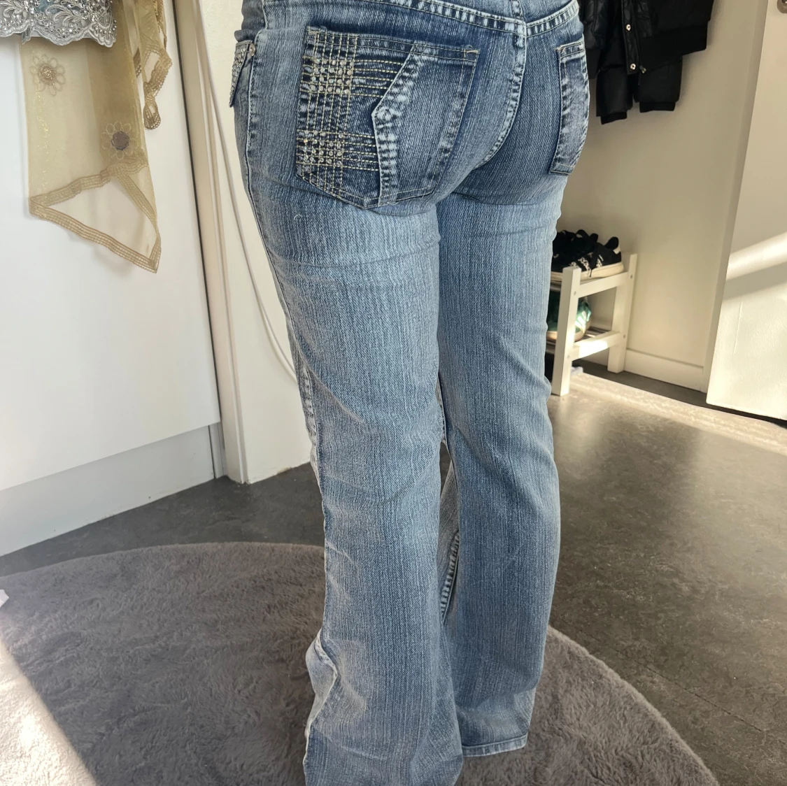 Blå bootcut jeans med detaljer - 1