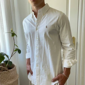 Ralph Lauren slim fit stretch Oxford skjorta  - Slim fit stretch Oxford Ralph Lauren skjorta, inga defekter! Modellen är 180,75 kg och bär L. 👌lite tjockare i materialet så perfekt för hösten nu! 🤞