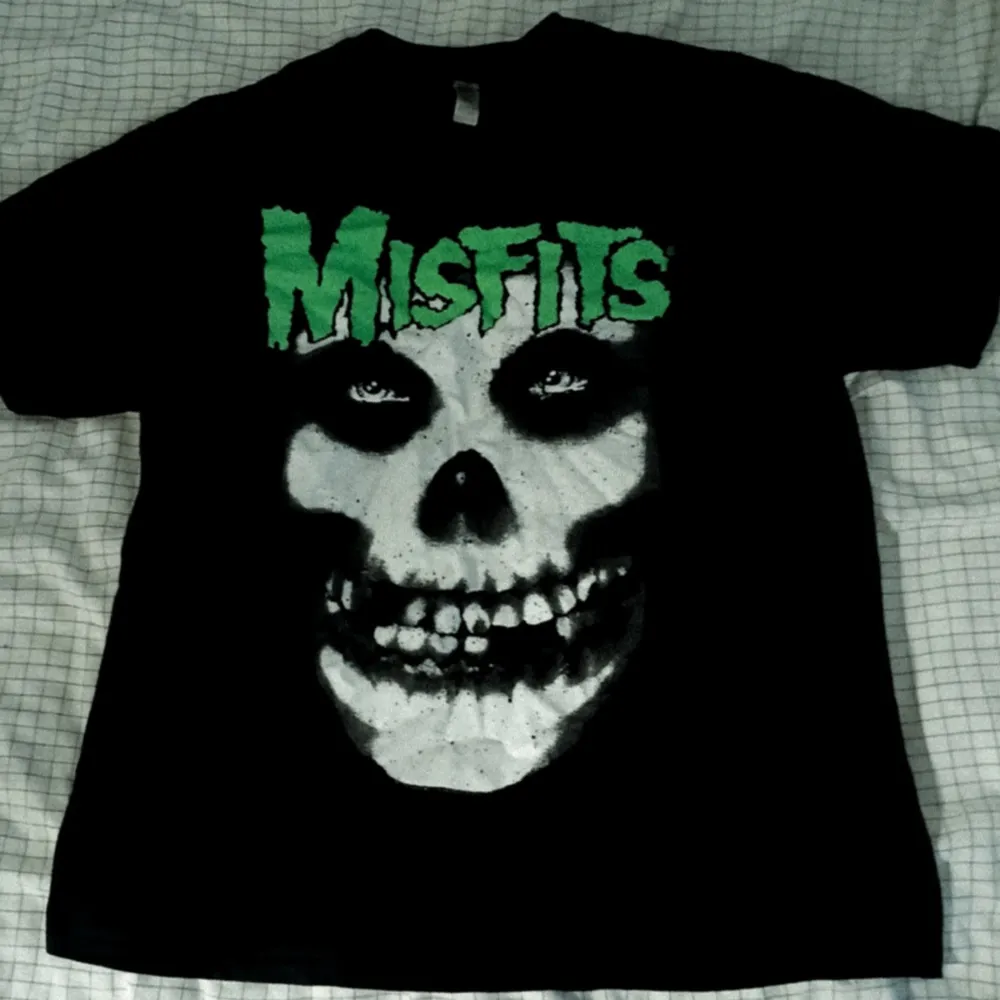 Misfits tee i storlek XL! Är väldigt stor i storleken så passar de allra flesta :) Använd ett fåtal gånger så skicket är jättefint. PLUS den lyser i mörkret vilket är en cool detalj! Pris kan diskuteras :). T-paidat.