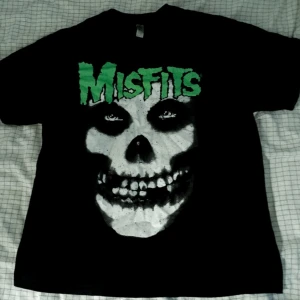 Skitcool Misfits merch ☆ - Misfits tee i storlek XL! Är väldigt stor i storleken så passar de allra flesta :) Använd ett fåtal gånger så skicket är jättefint. PLUS den lyser i mörkret vilket är en cool detalj! Pris kan diskuteras :)
