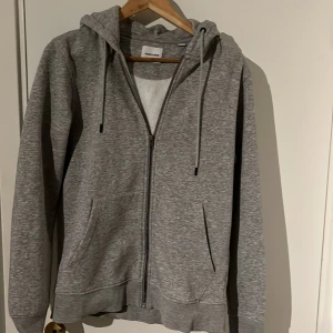 Jack and Jones zip hoodie grå - Zip hoodie från Jack and Jones, storlek S, skick 8/10 inga defekter 