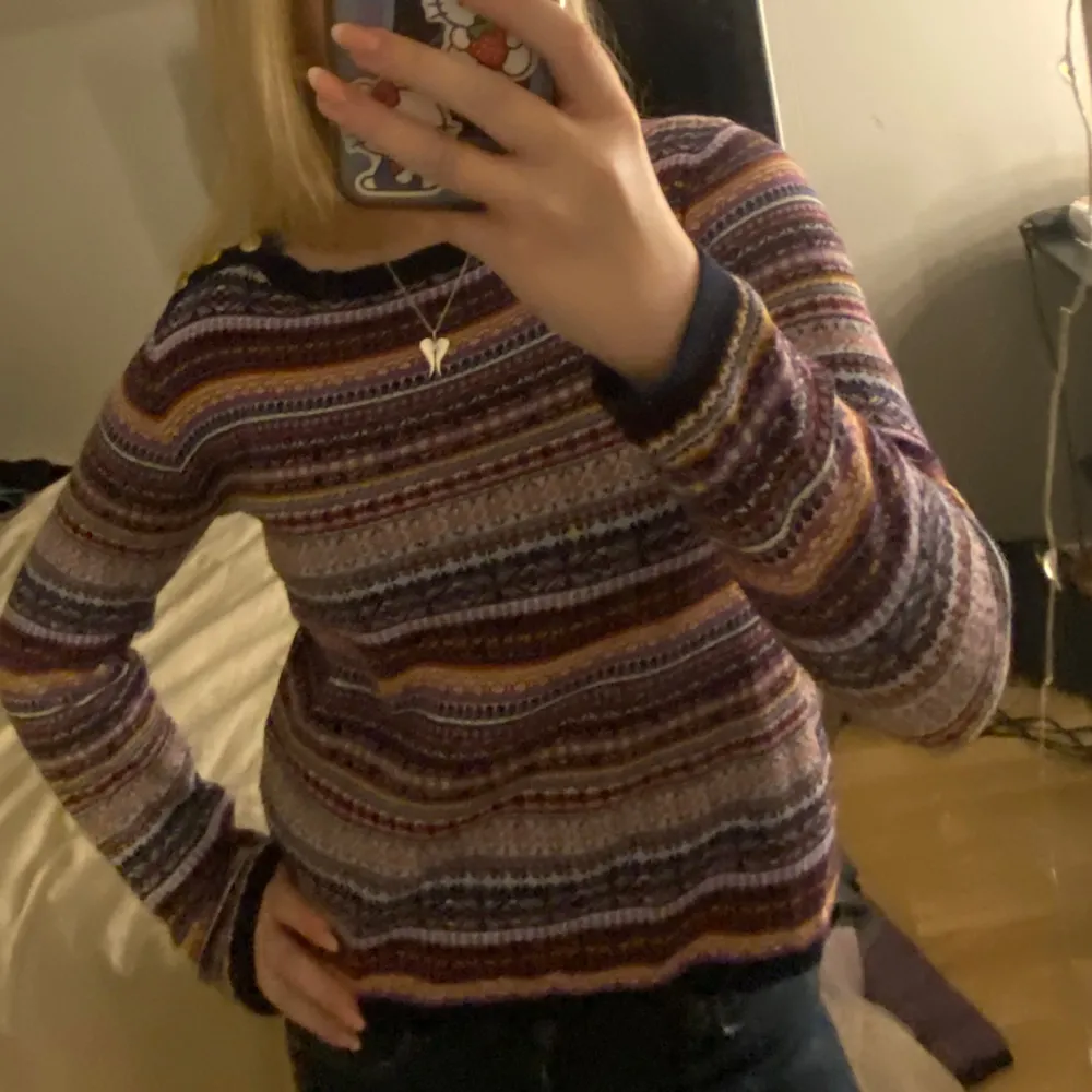 Säljer en snygg randig tröja från Hampton republic med långa ärmar i flera färger som lila, rosa och gulddetaljer på ena axeln. . Neuletakit & Villapaidat.