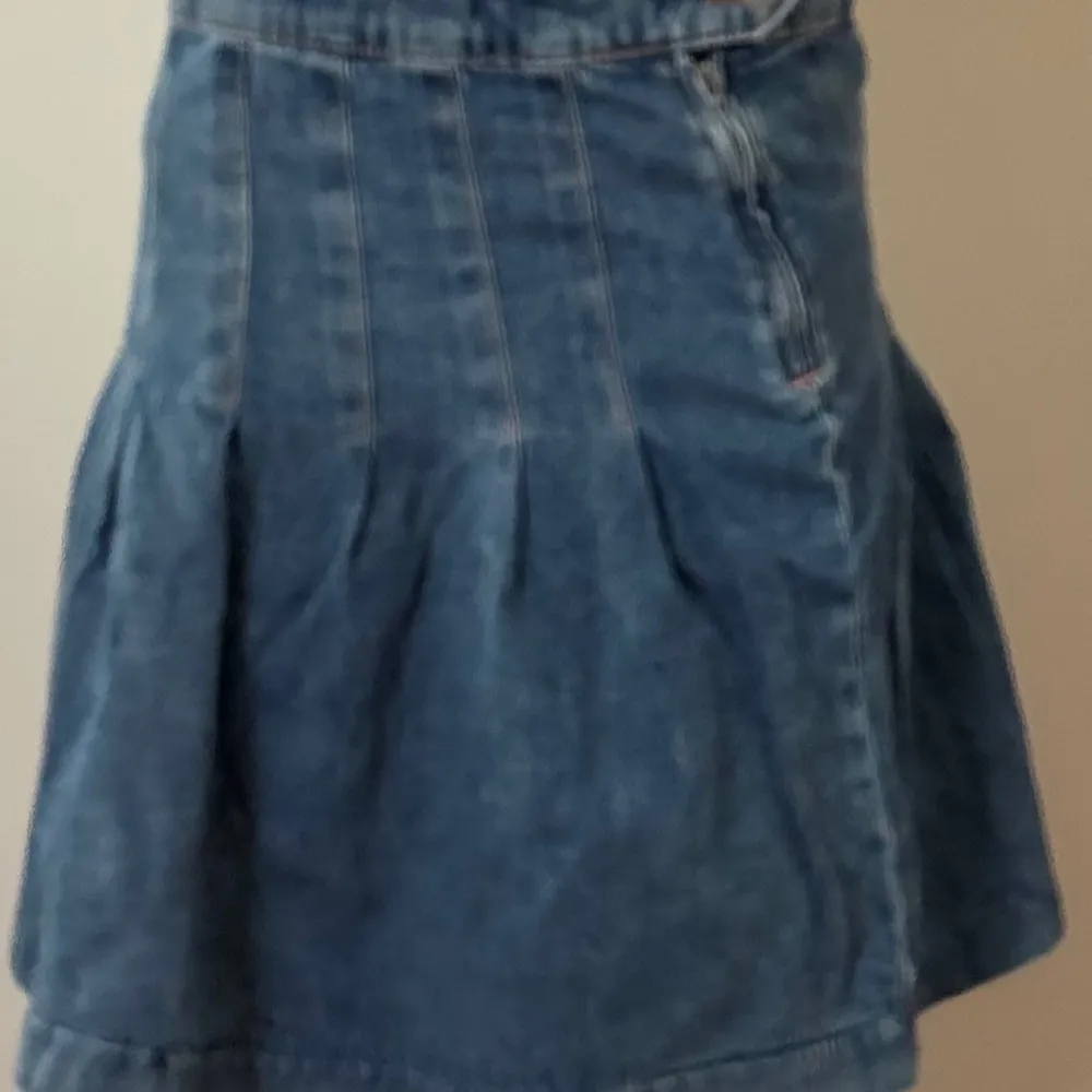 Fråga om prisförslag så är jag villig att sänka priset😊Kan välja om man vill ha som lågmidjad eller högre upp. Snygg jeanskjol från Lindex i blå denim med dragkedja och knappdetalj. Kjolen har en klassisk design med sömmar som ger en stilren look. Perfekt för en avslappnad stil.. Hameet.