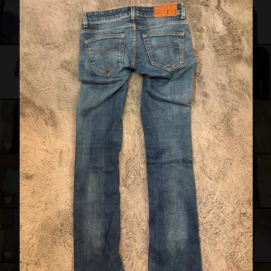 Lågmidjade tiger of Sweden jeans - Snygga blå jeans med låg midja och lite bootcut. Nypris 1599kr. Midjemåttet är 39 cm och innerbenslängden är 79cm. Hör av er vid funderingar och titta gärna in mina andra plagg!