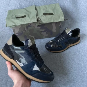 Valentino rockrunner skor  - Säljer ett par Valentino Rockrunners som är i storlek 41,5 men sitter som ett par 42! Box och dustbags medkommer vid köp! Hör gärna av dig om du har frågor 