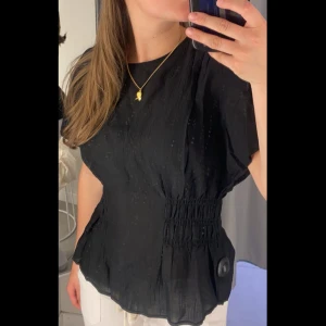 Svart blus med resårdetalj - Snygg svart blus med resår i midjan som ger en smickrande passform, så söt❤️😇😇