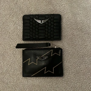 Zadig plånbok - Två Zadig plånböcker! Båda har sina spår av användning men inget särskilt märkvärdigt enligt mig☺️Båda för 500 eller en för 300❤️