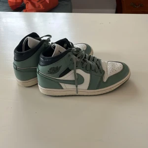 Nike Air Jordans - Snygga Nike Air Jordans i en fräsch grön och vit färgkombination. Skorna har klassisk snörning och den ikoniska Air Jordan-loggan på sidan. Perfekta nu till våren! Köpt på Mall Of Scandinavia för 1550kr. Mitt pris : 700kr (sänker vid snabb affär!) De har inga skador och är knappt använda! Tveka inte på att fråga om minsta lilla detalj! :)
