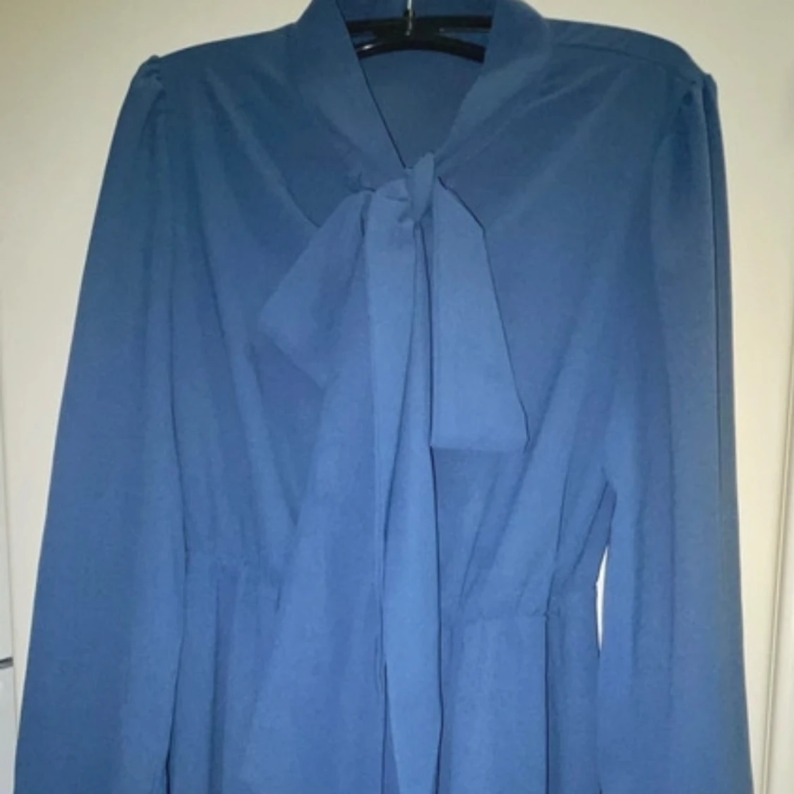 Blå klänning med knyt