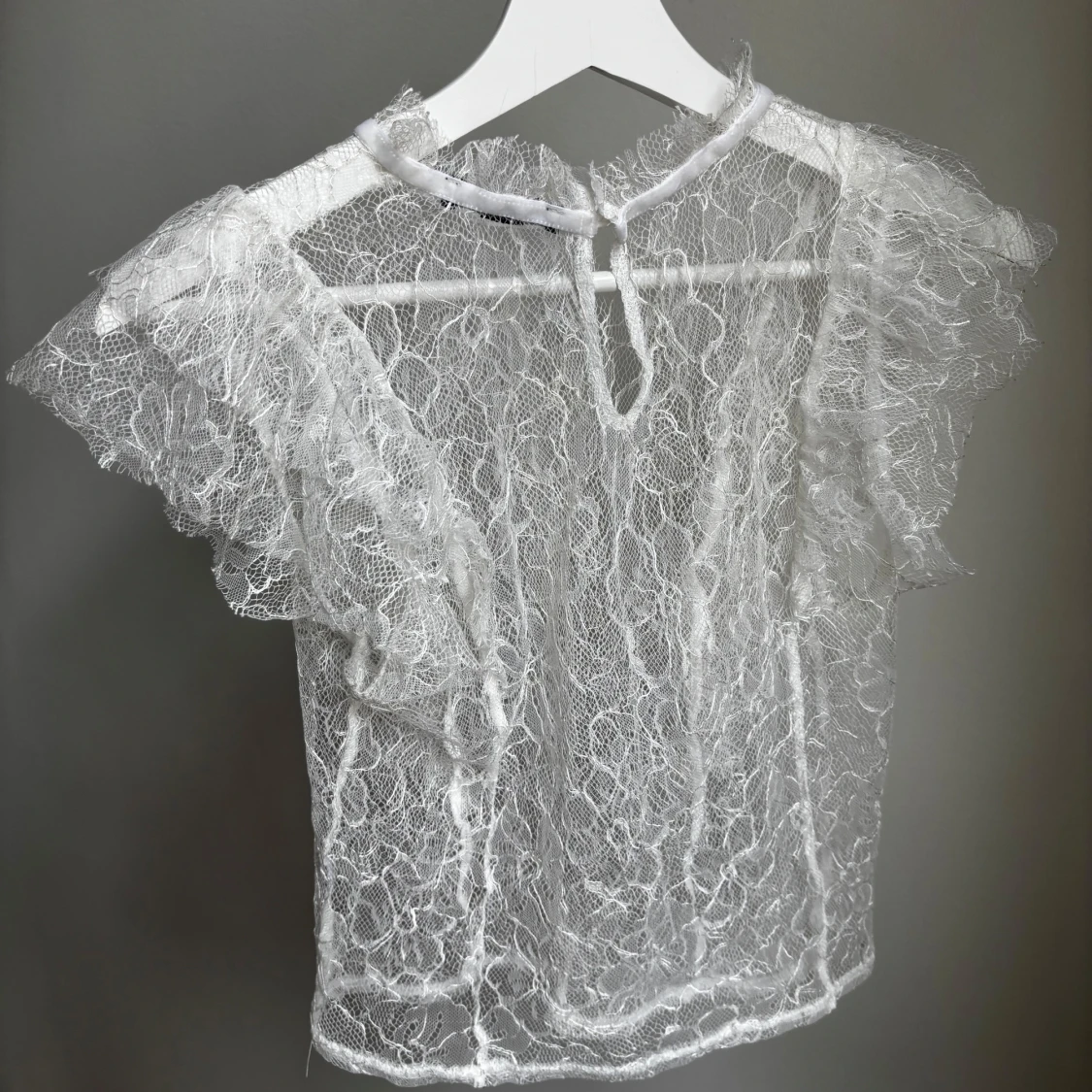 Vit spets blus med volanger - 3