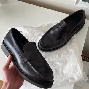 Massimo dutti loafers - Bruna loafers från massimo dutti, storlek 43 men passar mer 44. Det som synns vid hälen är bara klister från när jag försökt göra de mindre genom en ”sko kudde”.