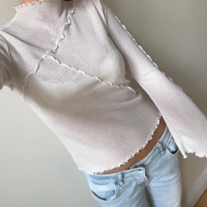 Vit långärmad topp  - Vit långärmad topp som är lite genomskinlig och har detaljer på sig💗 Oanvänd!