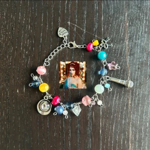 Chappell Roan inspirerat armband - Armband inspirerat av Chappell Roans album The Rise and Fall of a Midwest Princess. Gjord med glaspärlor✨