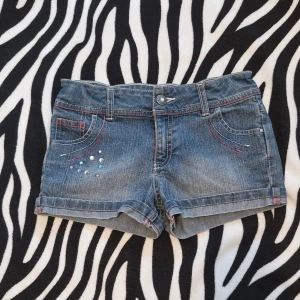 Jeansshorts - Säljer snygga jeansshorts från mywear young i storlek 134. Shortsen har en klassisk femficksdesign och är perfekta för sommarens äventyr. De är tillverkade i slitstarkt denim och har en bekväm passform. Har använt den väldigt få gånger. 🩷