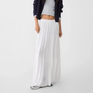 Vit långkjol - Superfin vit långkjol med ett luftigt tyg. Använd fåtal gånger, passar perfekt till sommaren!! Skriv privat för fler bilder❤️nypris 350kr