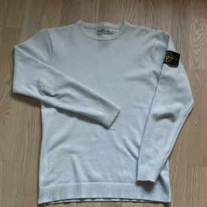 Stone Island tröja - Stone Island tröja | Skick: 8,5/10 (Endast lite nopprig men går att ta bort med noppborttagings maskin) | Storlek: S | Det är bara att höra av sig vid minsta lilla intresse eller fundering! 😊🙌 (Självklart äkta! Äldre modell)