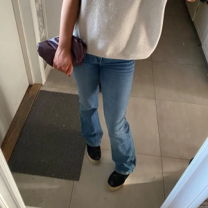 90’s bootcut jeans - Blå bootcut jeans med snygga detaljer på fickorna. Jättefint skick, storlek XS (passar S) full length, passar mig som är 169 ❤️