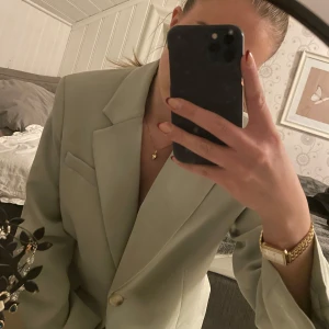 Pastelgrön kavaj - En pastelgrön blazer från H&M i strl S med oversized fit. Endast använd fåtal gånger. 