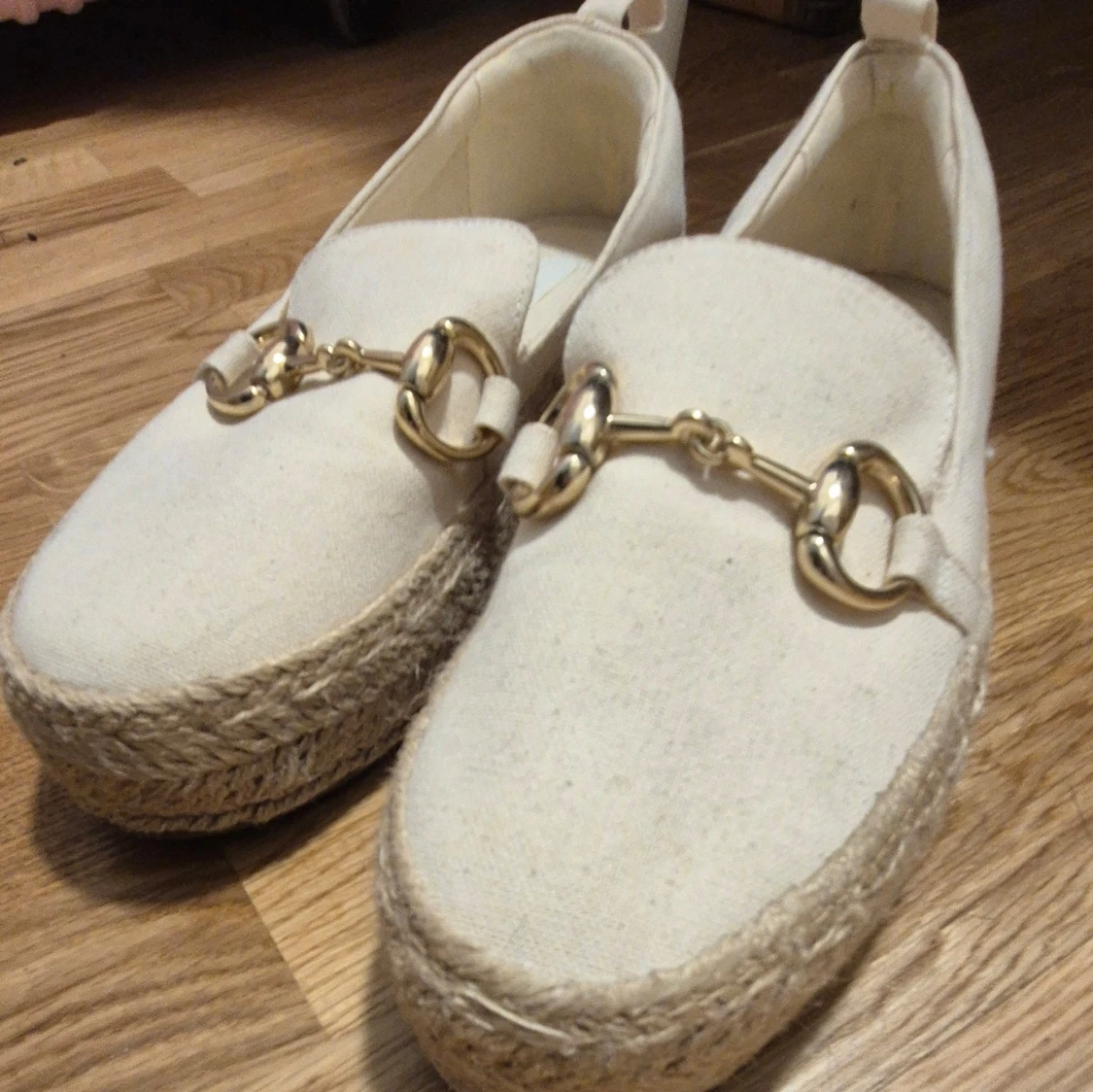 Beige loafers med gulddetaljer - 2