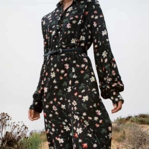 Arket blommig klänning - Svart klänning i viskos med blommönster från Arket. Klänningen har långa ärmar och en knapprad framtill. Inga anmärkningar Storlek 38, tts  Mått Armhåla-armhåla ca 49-50 cm Midja ca 41 cm. Längd från axel ca 133cm
