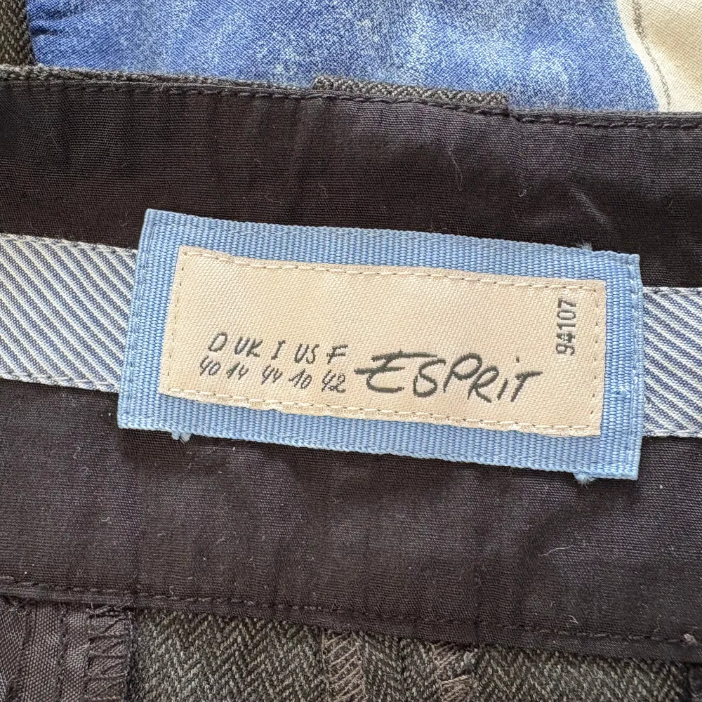 Skitsnygga gråa kostymbyxor från Espirit. Lågmidjade och utsvängda. Tyvärr för korta för mig som är 168 cm lång. Köptes second hand i Georgien. Midja 43 cm och IBL 72 cm.. Farkut & Housut.