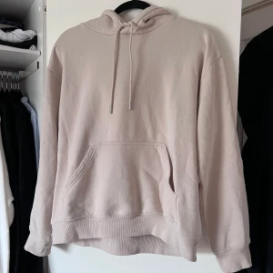 Beige hoodie - Säljer en stilren beige hoodie med ficka på magen och justerbar huva. Perfekt för en avslappnad look. Den har långa ärmar och ribbade muddar vid ärmslut och nederkant 🧡 Önskar du veta exakta mått? Tveka inte att höra av dig!