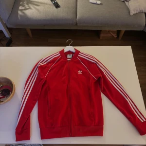 Adidas kofta - Säljer en klassisk röd adidas kofta då den är för liten.