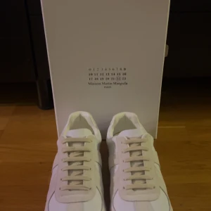 Maison Margiela Gats - Stilrena vita skor från Maison Margiela. Box och skydd tillkommer. Säljes billigt pga att jag inte har kvittot. Hör av dig om du har frågor!