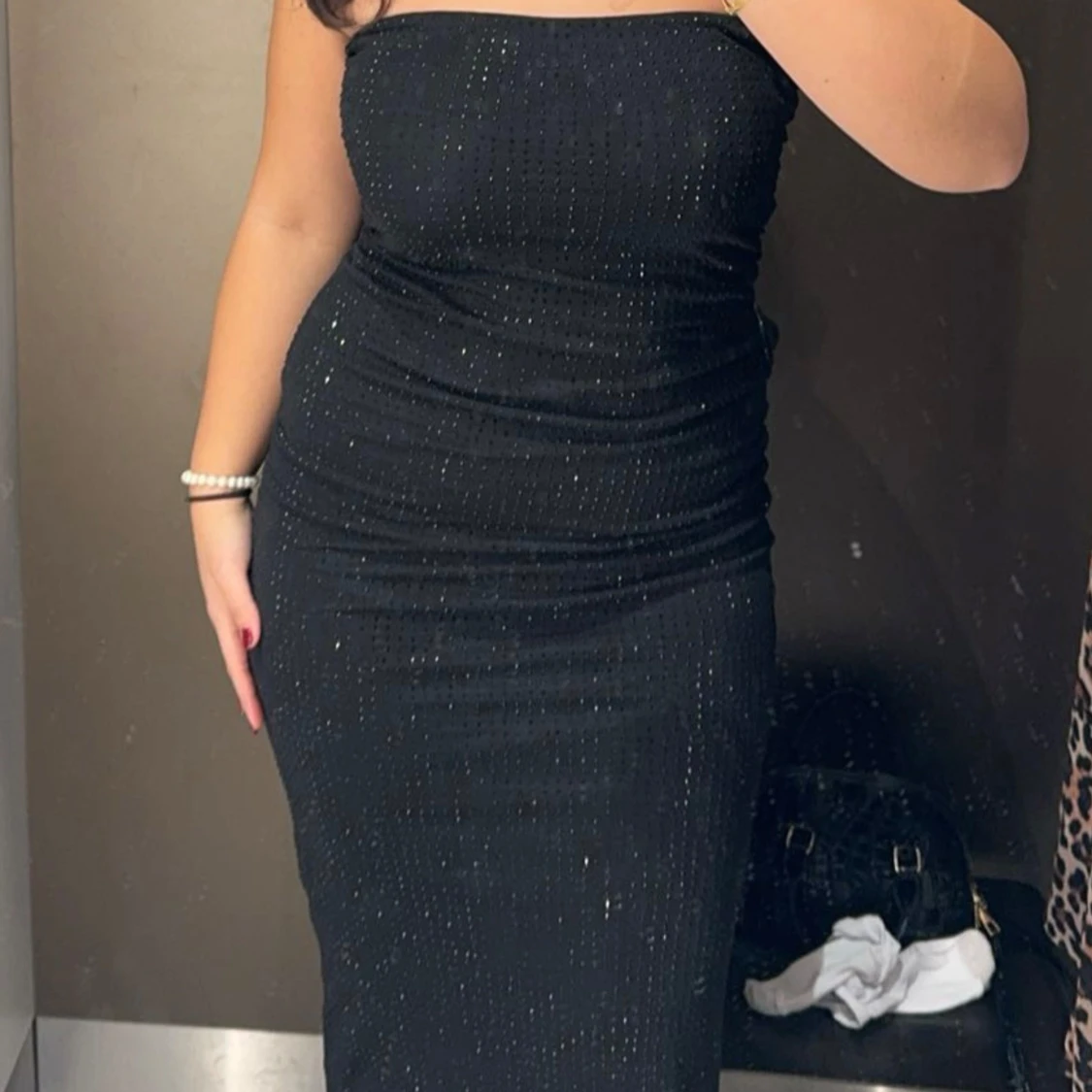 Svart glittrig klänning - 1