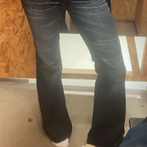 Intressekoll på weekday jeans  - Kollar intresset på dessa snygga jeans! Har prislapp och allt kvar! Stl 29/34 och passar mig som har xs/s!! Köpta för 399