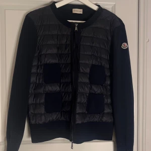 Marinblå moncler cardigan  - INTRESSEKOLL på min skit snygga cardigan från moncler. 🤗 Marinblå finns inte längre på monclers hemsida. Den är i jättefint skick, använd fåtal gånger så som ny. Nypris är 9505kr. Dustbag, kvitto, äktighetsbevis osv finns. 