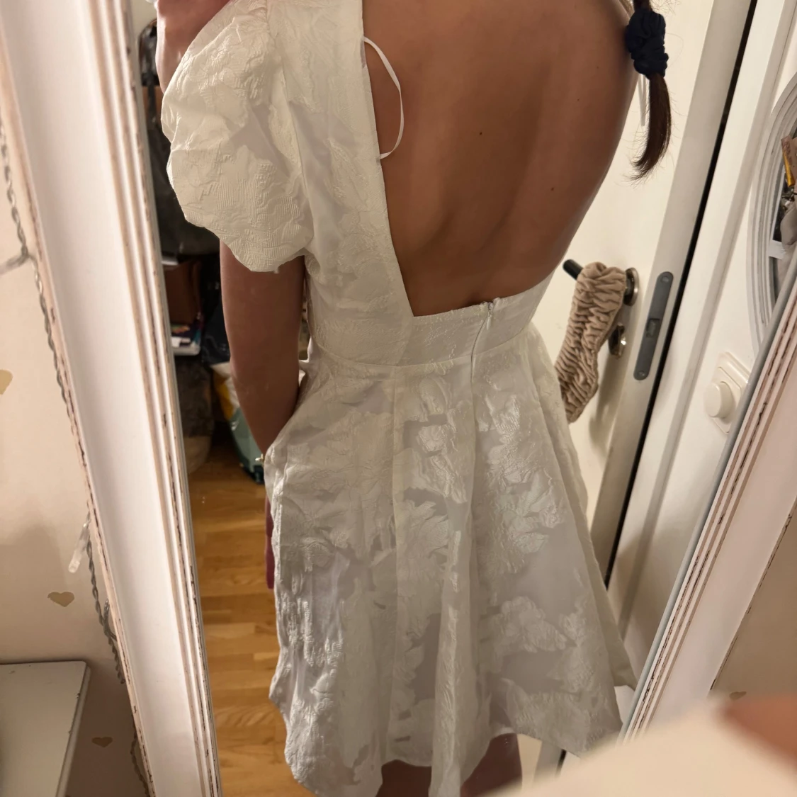 Vit puffig klänning - 1