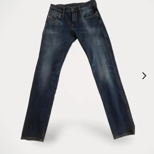 Mörkblå Replay - Hyperflex - Anbass. NYSKICK! - Replay jeans i den populära modellen Hyperflex - Anbass  Storlek W29/L30 (normala I storleken) slim fit modell med raka ben. Sparsamt använda, mycket fint skick, som nya. 450 kr