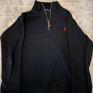 Svart Ralph lauren half zip - En svart Ralph lauren polo half zip, bra skick knappt använd, priset kan diskuteras vid snabb affär👌🏽🔥
