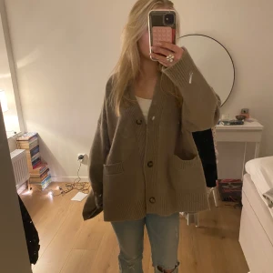 Beige kofta med knappar - Säljer denna jätte fina kofta ifrån Monki!🤍knappast använd så fof i toppen skick! I strl XS, sitter lite oversize på mig som är ca 156🤍