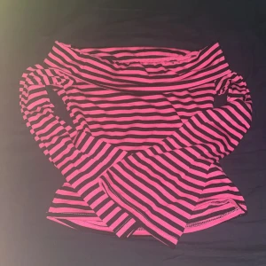 Rosa och svart randig offshoulder topp Vintage - Snygg rosa och svart randig offshoulder topp med långa ärmar. Perfekt för en trendig look. Passar bra till både jeans och kjol.
