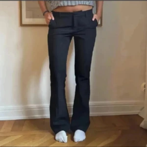 Svarta kostymbyxor - Snygga svarta kostymbyxor med låg midja. Perfekta för en stilren look. Byxorna har en klassisk design med en smickrande passform.