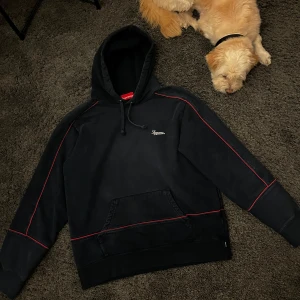 Vintage supreme hoodie  - Riktigt fet och sällsynt vintage supreme hoodie. Väldigt varm och väldigt skön passform. Storlek M. Väldigt mörk mörkblå 