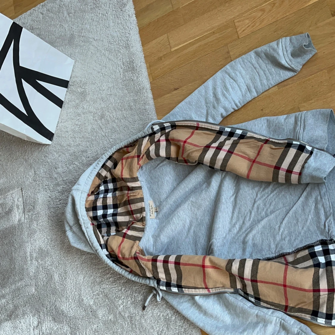 Grå huvtröja från Burberry - 1