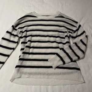 Randig stickad tröja - Säljer en stilren vit och svart randig stickad tröja. Materialet är ganska tunnt. Kontakta mig om du har frågor🩷