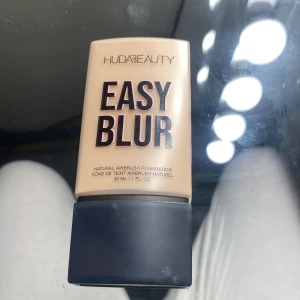 Easy Blur Foundation från Huda Beauty - Säljer en Huda Beauty Easy Blur Foundation i nyansen Crème Brûlée, den är använd kanske 4 gånger. foundationen ger en naturlig airbrush-effekt och innehåller 1.5% niacinamid. Förpackningen innehåller 30 ml.