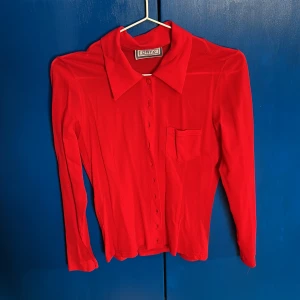 Röd långärmad skjorta från Onyx - Så snygg röd skjorta men krage och knappar. En knapp har gått av med jag har knappen och den går nog enkelt att bara sy på. Fin passform, och fin färg💌