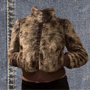 Brun pälsjacka - Säljer en snygg brun pälsjacka med hög krage och dragkedja framtill. Köpt på plick men var tyvärr för liten för mig💕INTE ÄKTA PÄLS