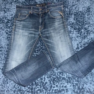  Replay - Snygga mörkblå jeans från Replay med en klassisk femficksdesign. De har en lätt tvättad look och raka ben. Perfekta för en avslappnad stil. Skriv vid eventuell frågor storlek 33/32