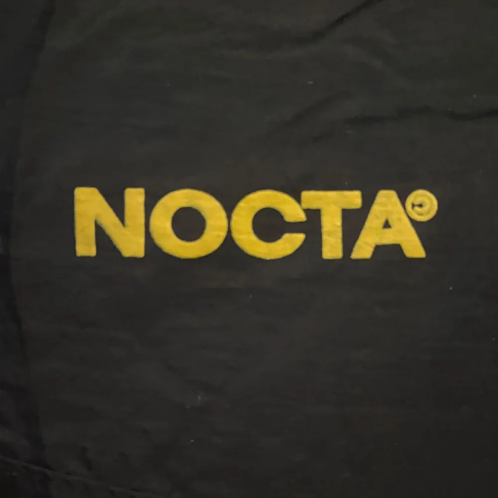 đ„Snygga svarta trackpants frĂ„n NIKExNOCTA i vĂ€ldigt bra skick/nyskick.đ„SĂ€llsynta och vĂ€ldigt svĂ„ra att fĂ„ tag pĂ„.â
GĂ„r för runt 2000kr pĂ„ bland annat GRAILED.â
Byxorna har en stilren design med diskreta detaljer.. Farkut & Housut.
