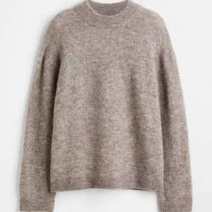 H&M mohair stickad tröja - ‼️VINTED: novaeee‼️säljer denna jättepopulära stickade mohair tröjan från H&M som är helt slutsåld och finns inte i sortimentet💕💕 storlek XS