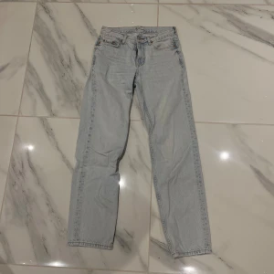 Ljusblåa raka och Lågmidjade jeans - Säljer mina ljusblåa jeans från Gina Tricot som är raka och lågmidjade. Favorit jeans, men som tyvärr har blivit för små..  pris går att diskutera och vid fler bilder eller info— kom privat!! 🤗💗säljer ett par likadana fast i svart!!